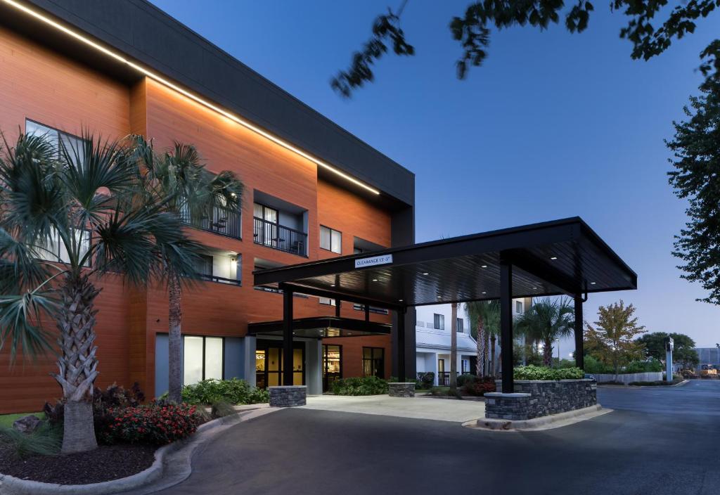 Courtyard by Marriott Pensacola - main image