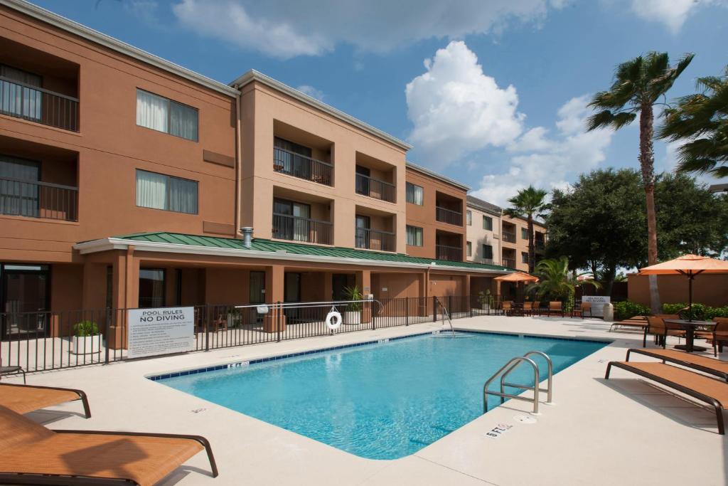 Courtyard by Marriott Lakeland - image 2