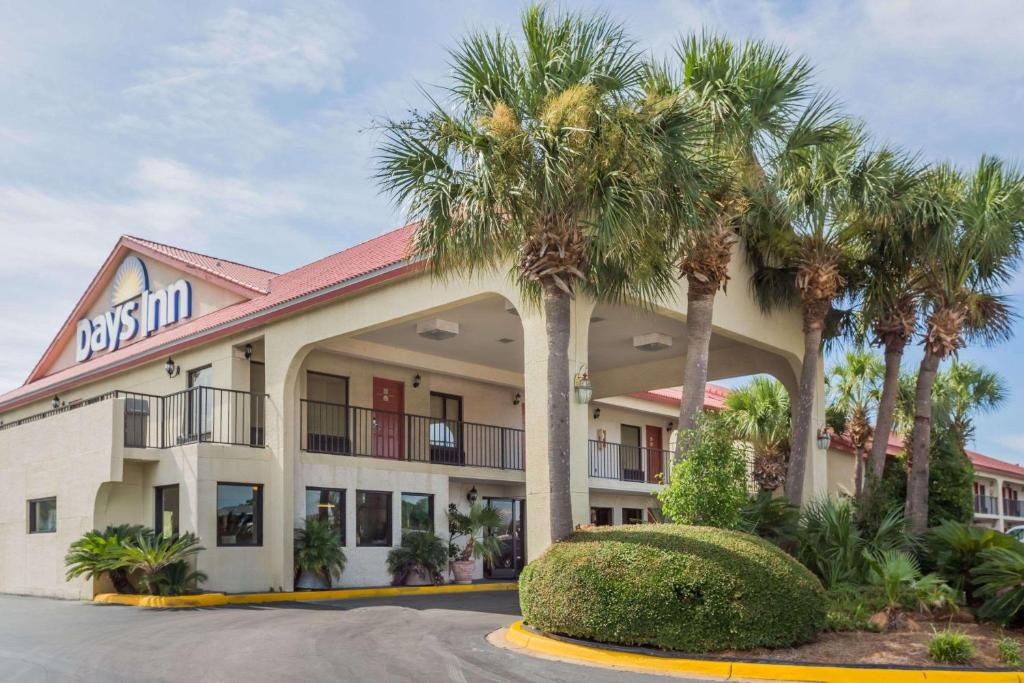 Days Inn by Wyndham Destin - main image