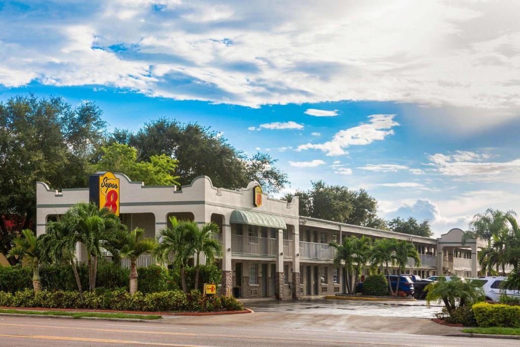 Super 8 by Wyndham Bradenton Sarasota Area - main image