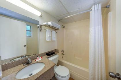 Super 8 by Wyndham Bradenton Sarasota Area - image 3