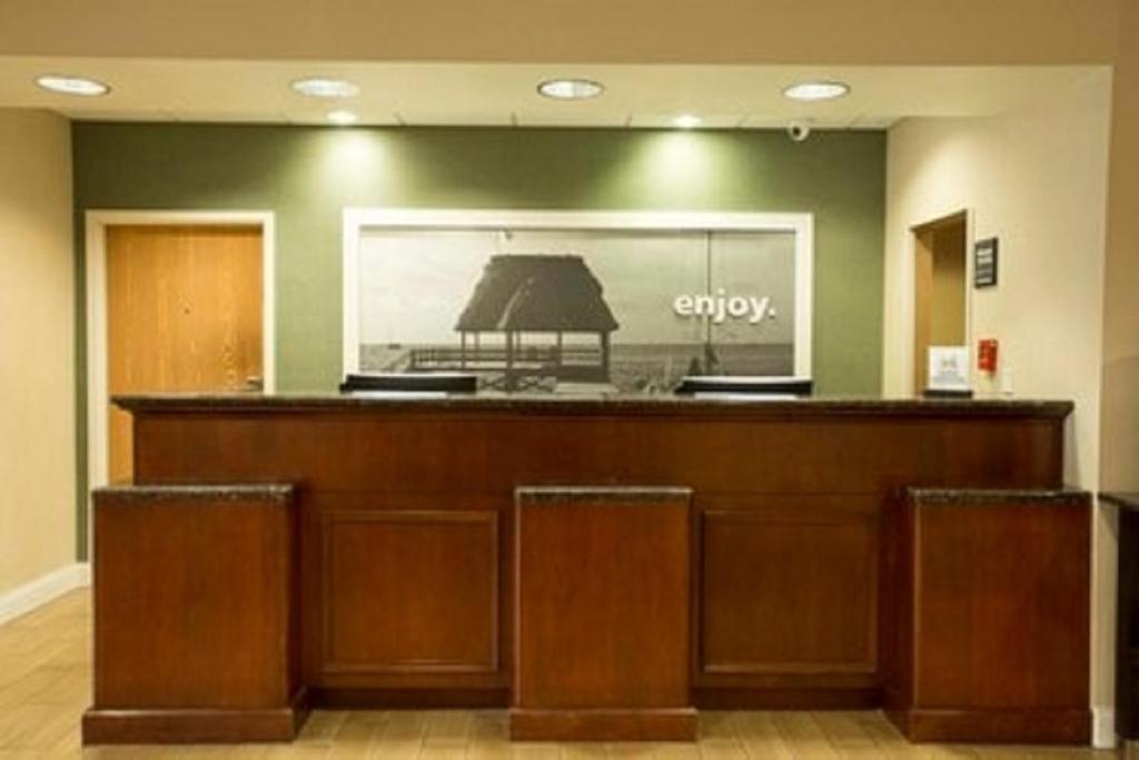 Hampton Inn & Suites Largo - image 2