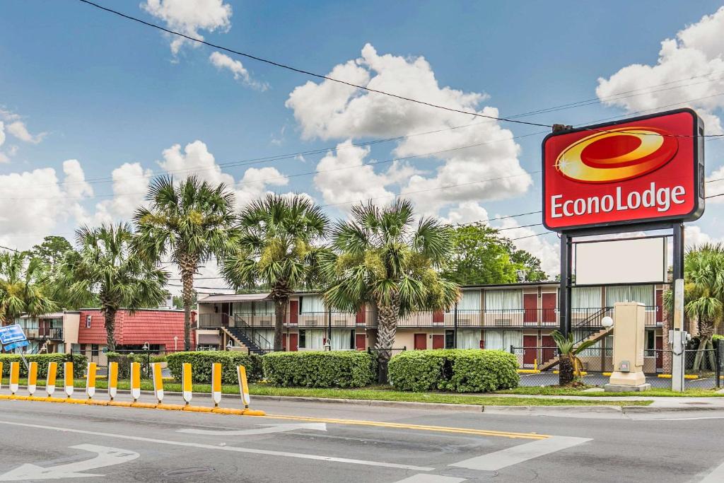 Econo Lodge North - main image