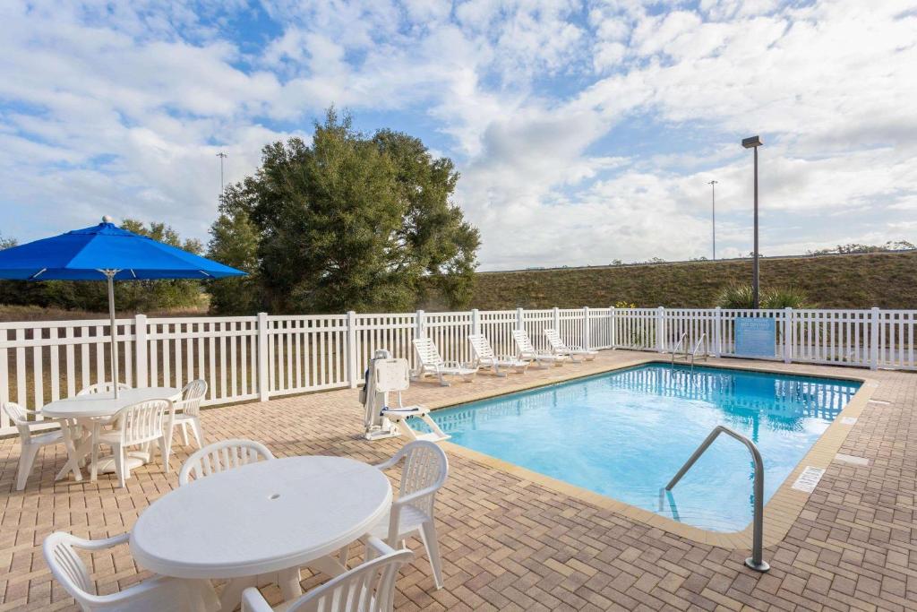 Microtel Inn & Suites by Wyndham Brooksville - image 3