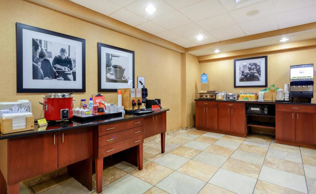 Hampton Inn & Suites Port Richey - image 2