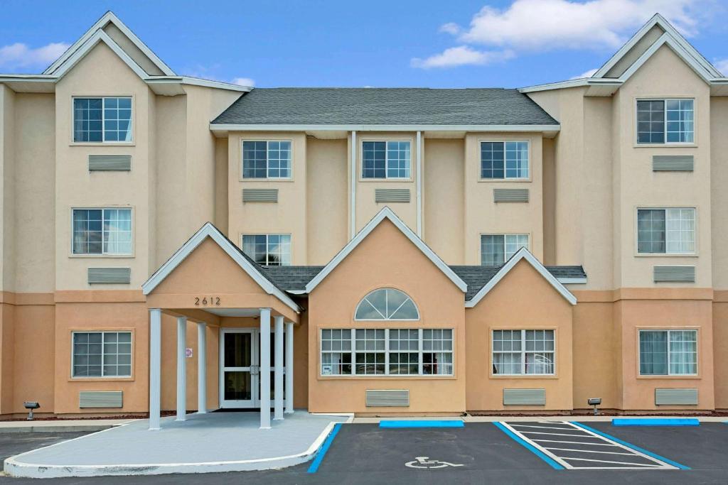 Microtel Inn & Suites by Wyndham Bushnell - main image