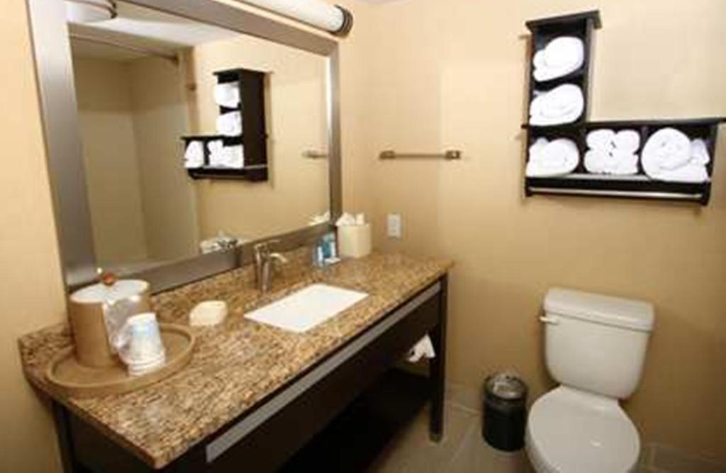 Hampton Inn Daytona Beach/Beachfront - image 2