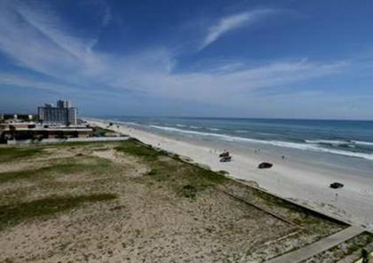 Hampton Inn Daytona Beach/Beachfront - image 3