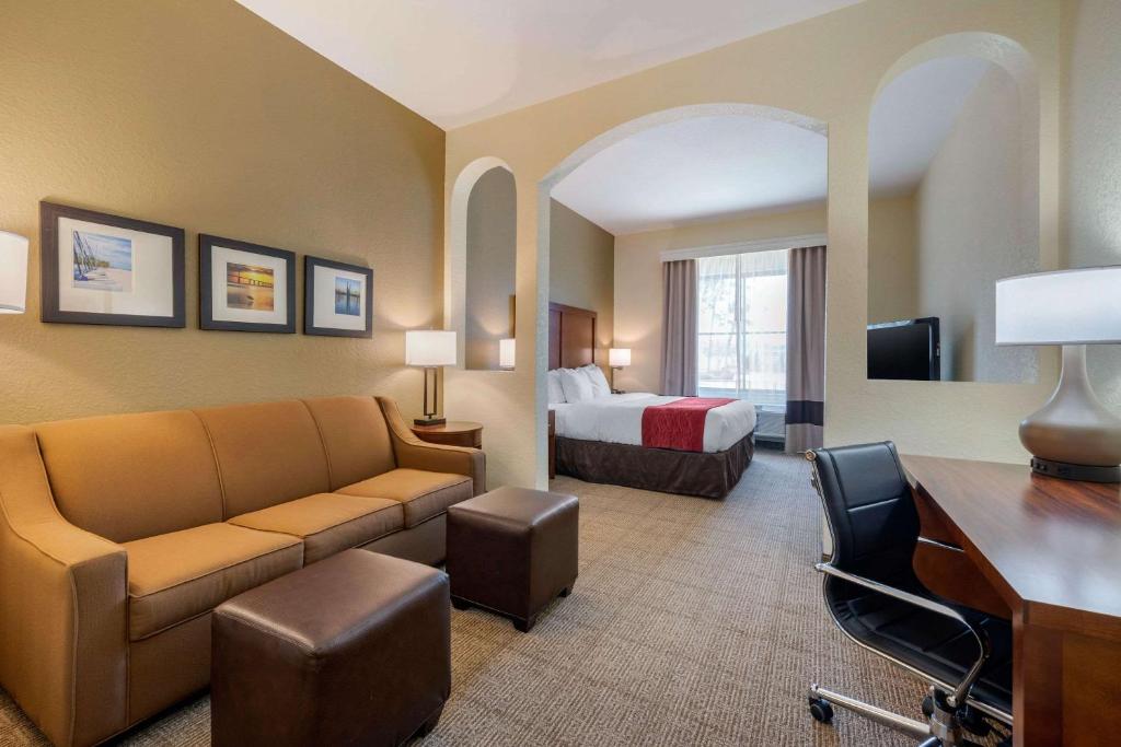 Comfort Inn & Suites Northeast - Gateway - image 2