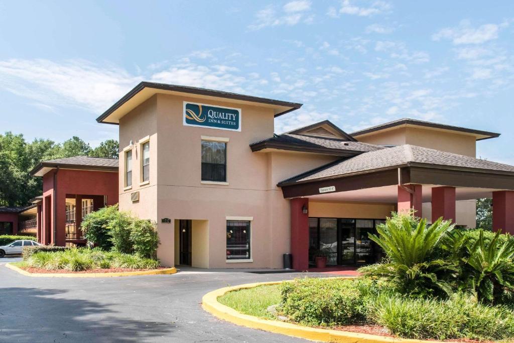 Quality Inn & Suites - main image