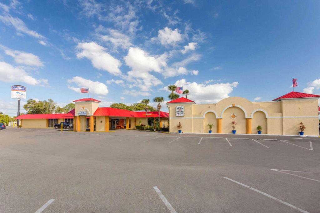 Howard Johnson by Wyndham Lakeland - main image