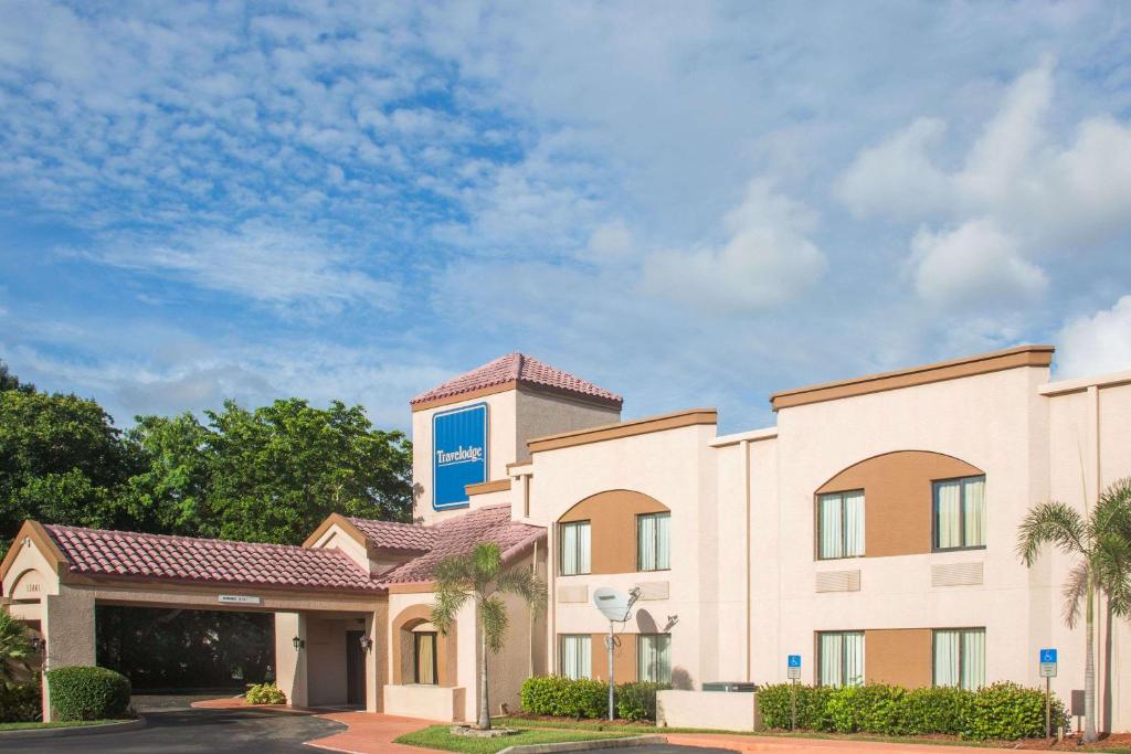 Travelodge by Wyndham Fort Myers Airport - main image