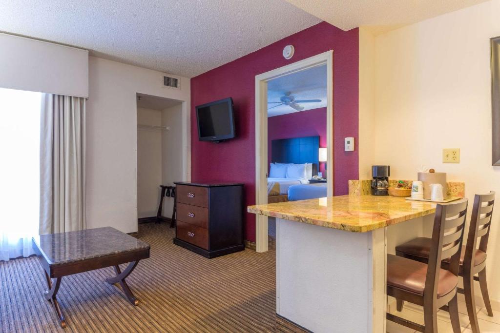 Quality Suites Lake Buena Vista - image 3