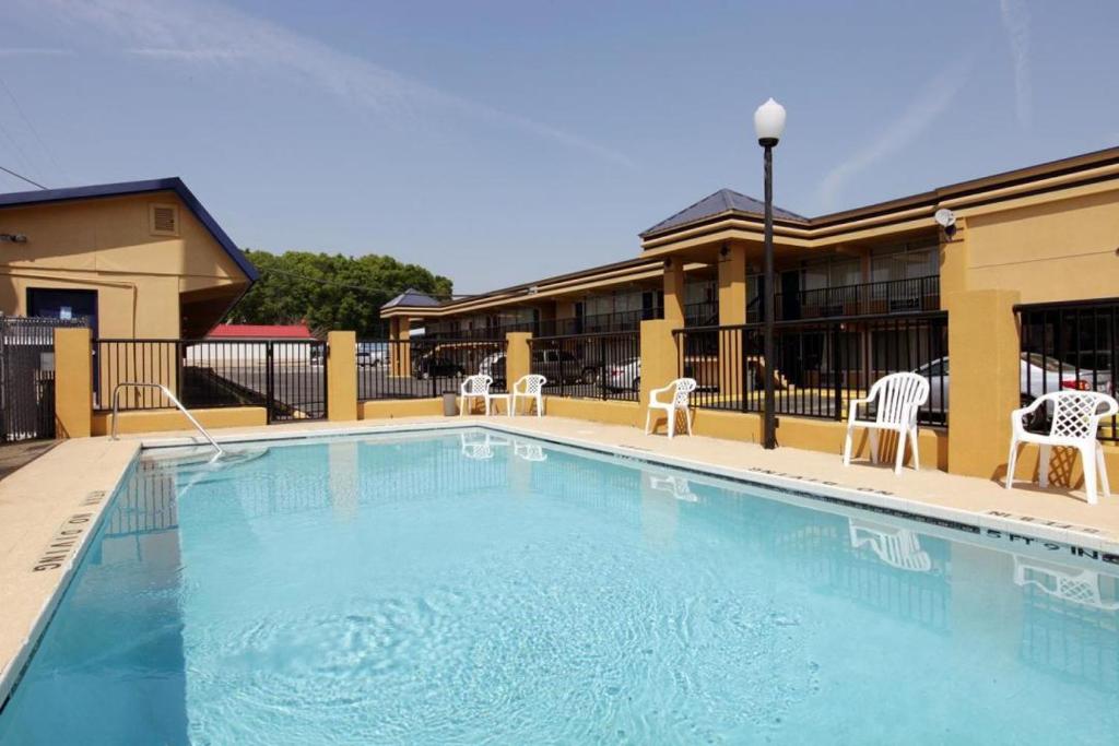 Americas Best Value Inn Alachua - image 4