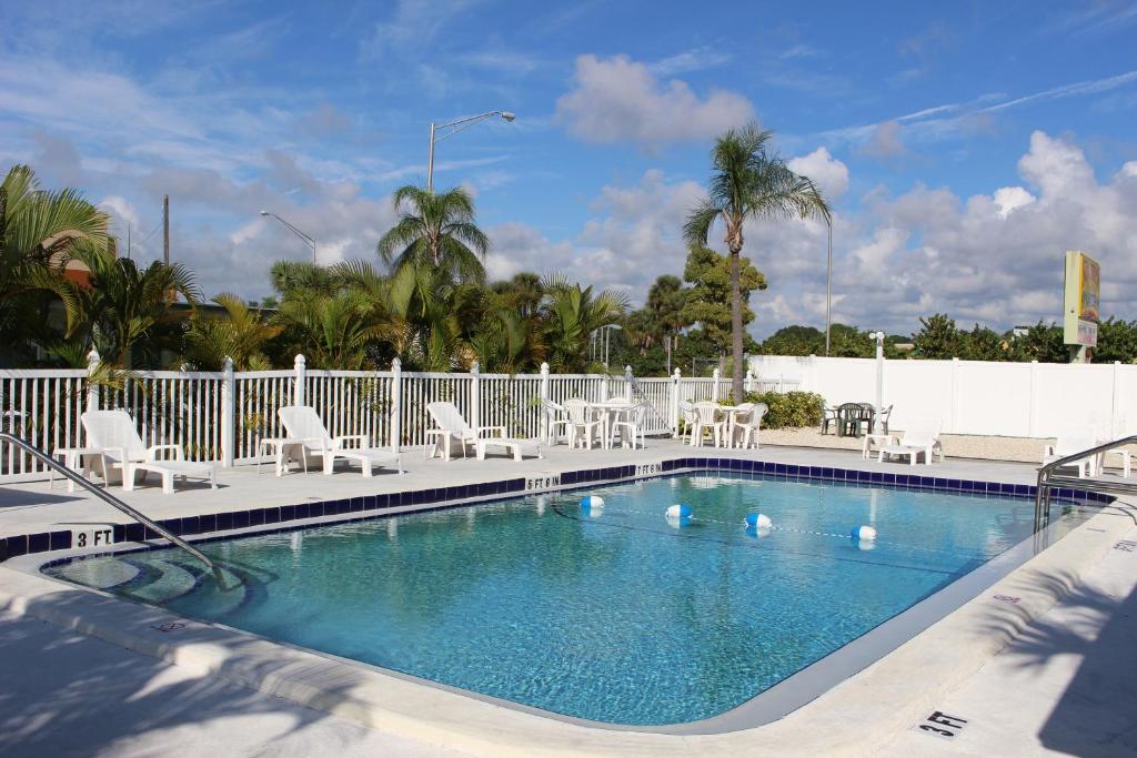 Sunshine Inn & Suites Venice Florida - main image