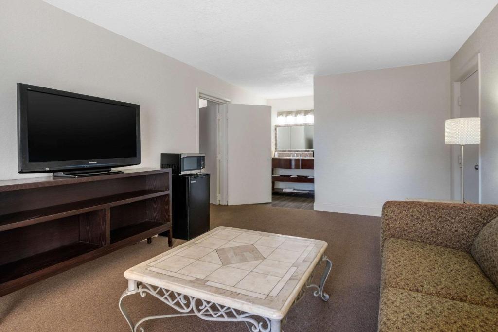 Econo Lodge at Raymond James Stadium - image 5