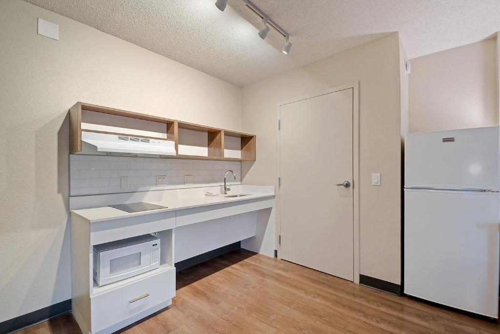 Extended Stay America Suites - Miami - Airport - Blue Lagoon - image 4