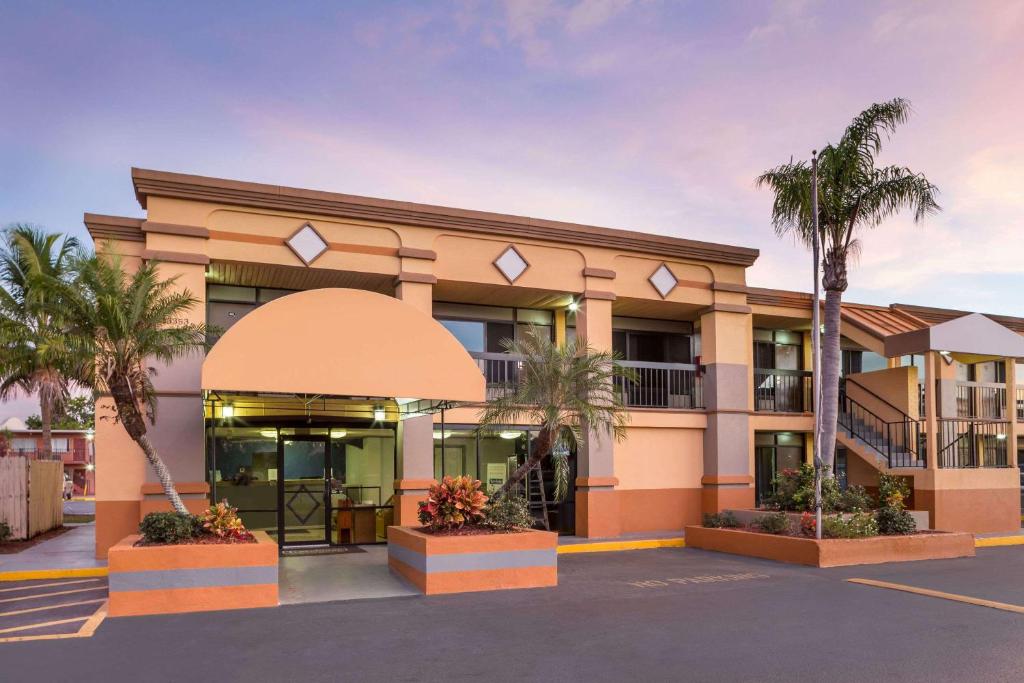 Travelodge by Wyndham Fort Myers North - main image