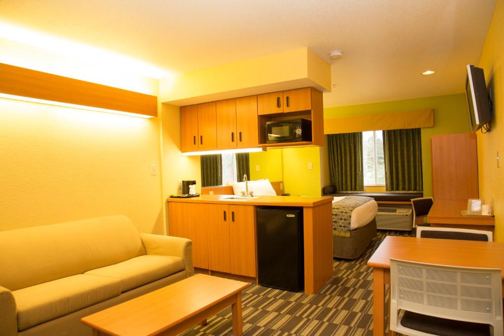 Microtel Inn & Suites by Wyndham Panama City - image 4