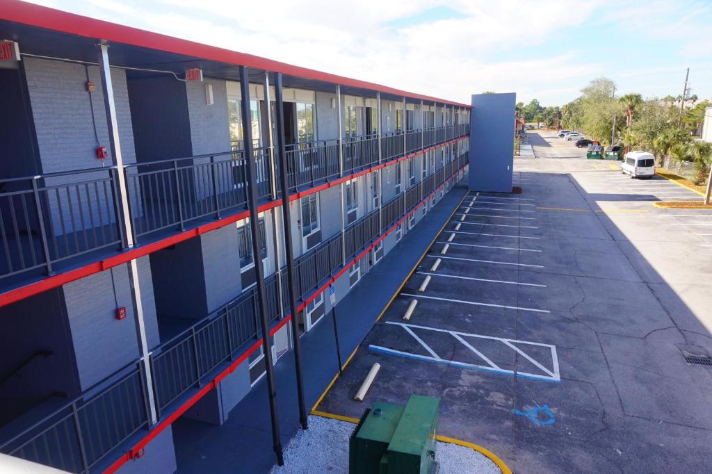 Travelodge by Wyndham Orlando at Heart of International Drive - image 4