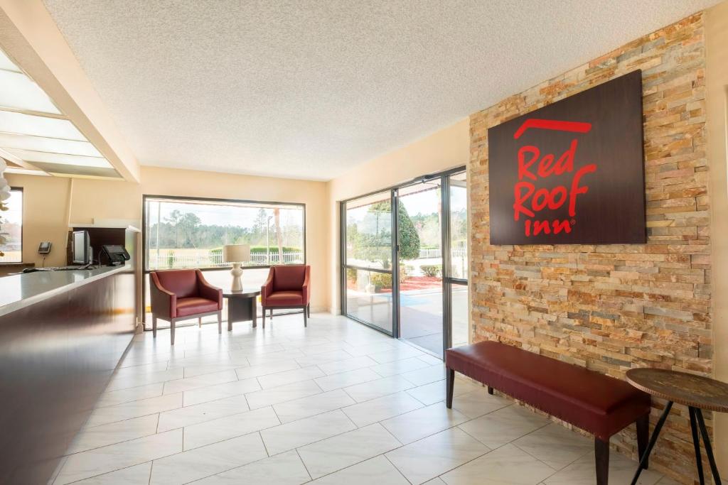 Red Roof Inn MacClenny - image 2