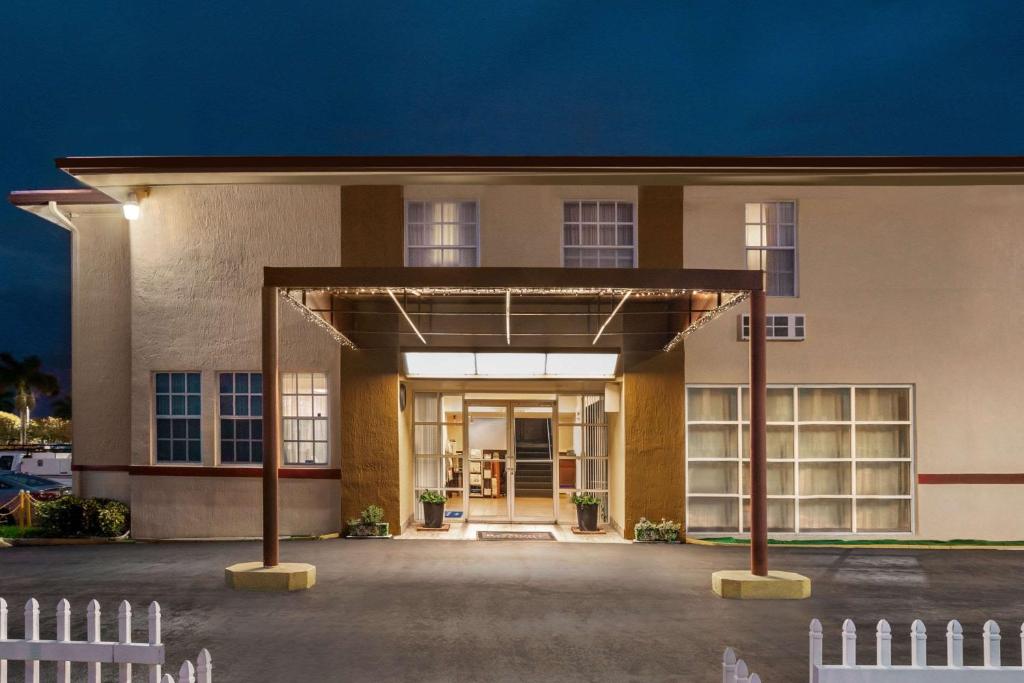 Baymont by Wyndham Florida City - image 3