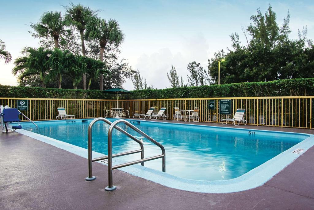 La Quinta Inn by Wyndham West Palm Beach - Florida Turnpike - image 4