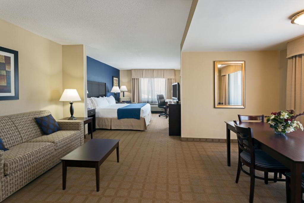 Holiday Inn Express Hotel & Suites Fort Pierce West an IHG Hotel - image 4