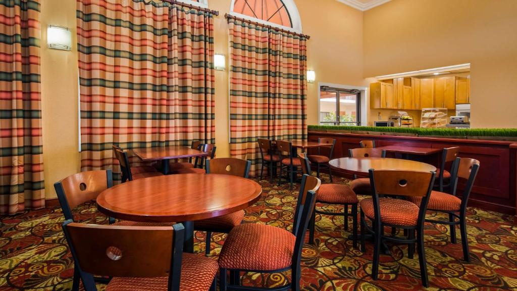 Best Western Orlando East Inn & Suites - image 2