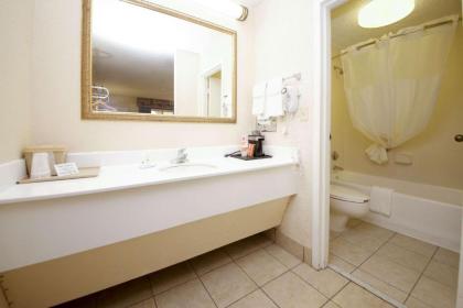 Quality Inn Orange Park Jacksonville - image 2