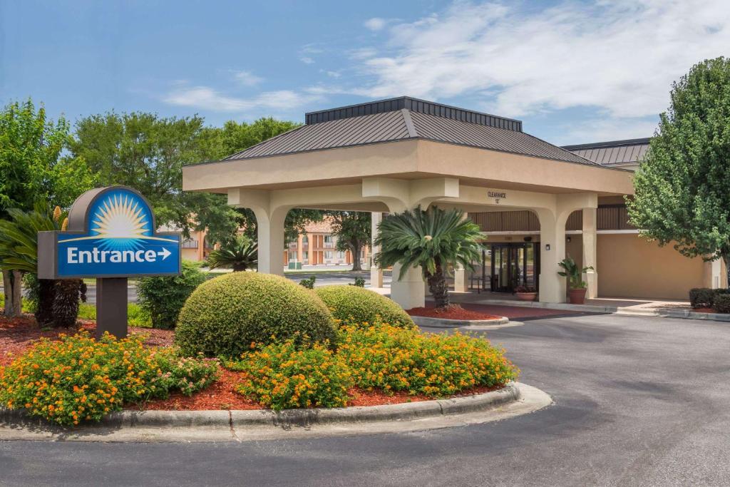 Days Inn by Wyndham Marianna - main image