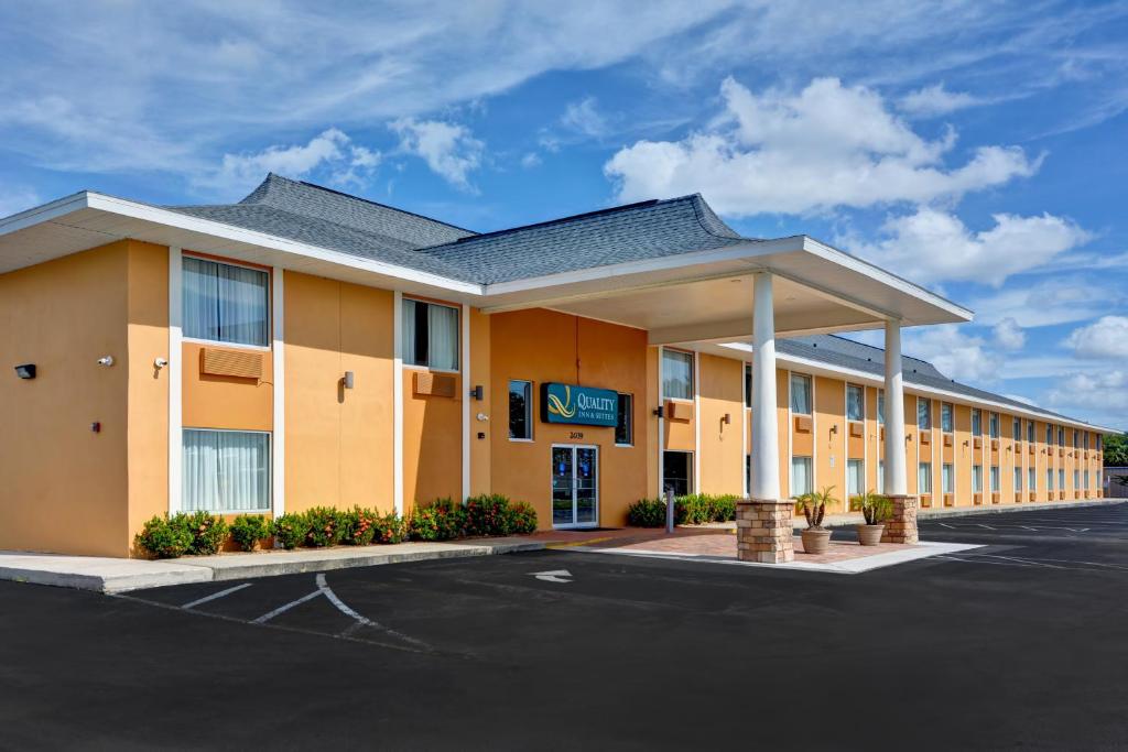 Quality Inn & Suites Heritage Park - image 4