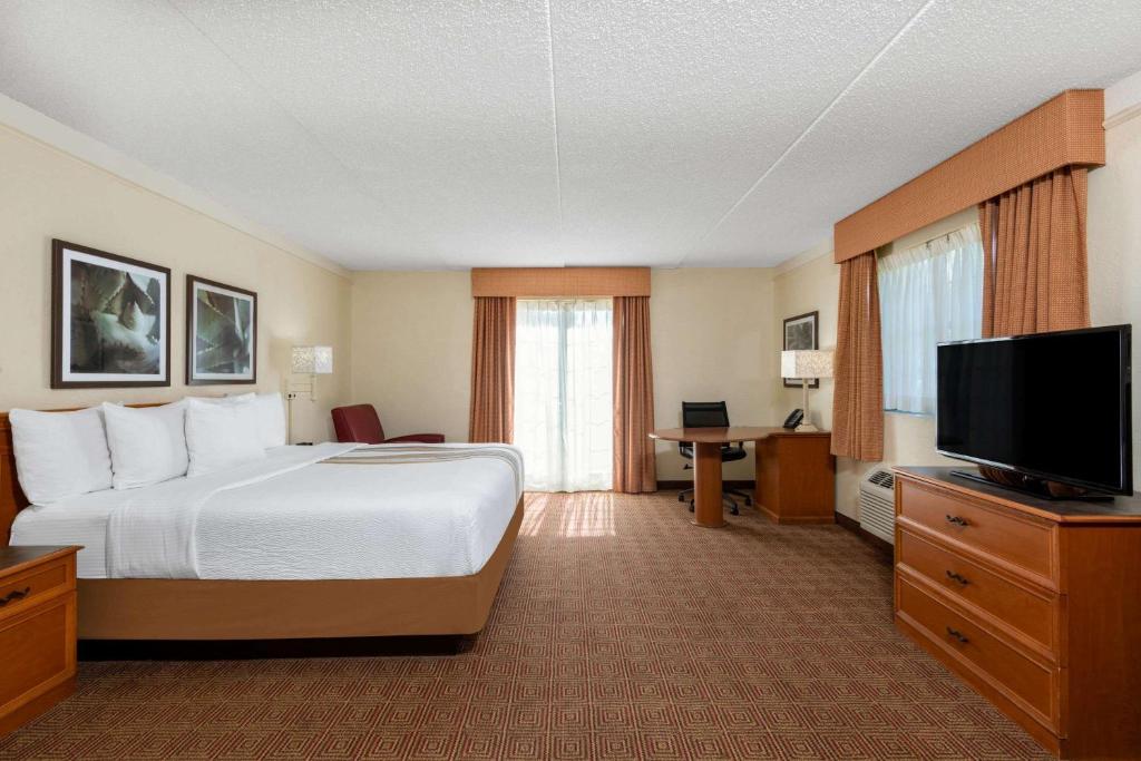 La Quinta Inn by Wyndham Deerfield Beach I-95 at Hillsboro E - image 2