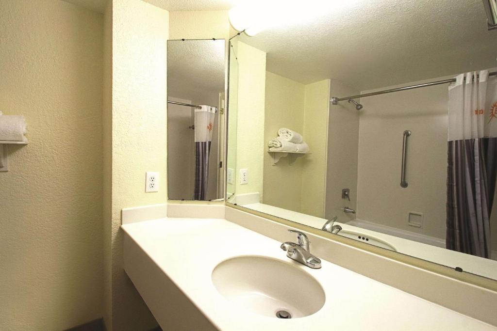 La Quinta by Wyndham Coral Springs University Dr - image 4