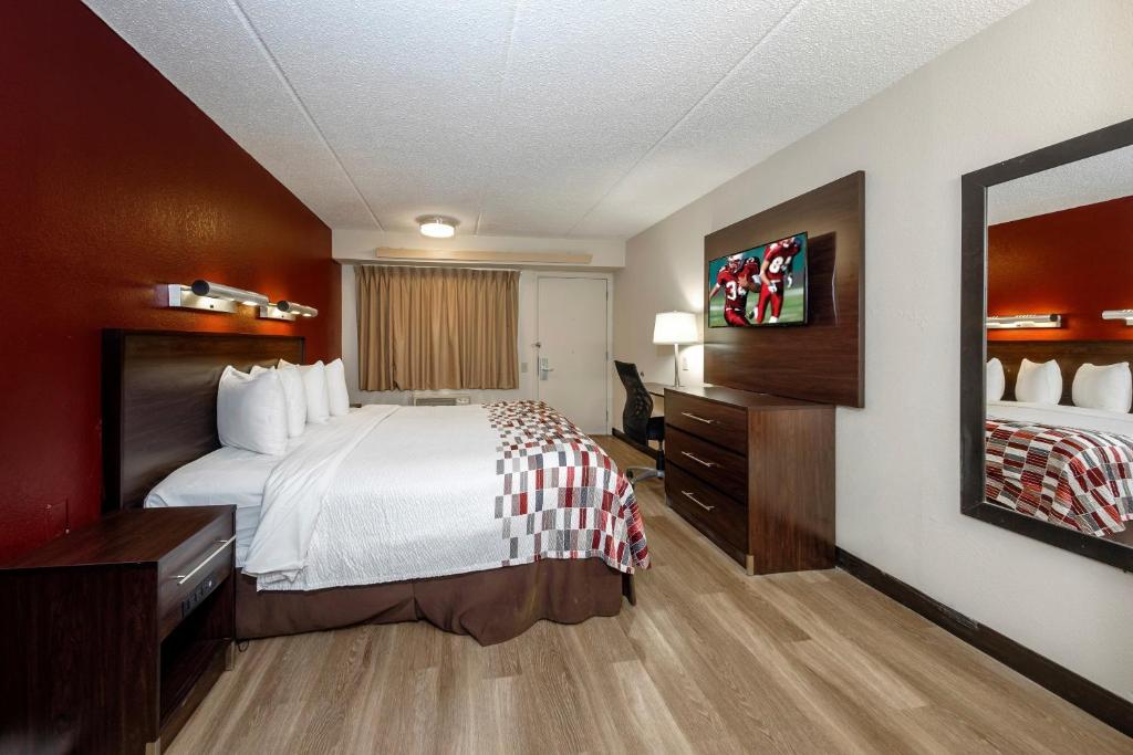 Red Roof Inn Tampa - Brandon - image 3