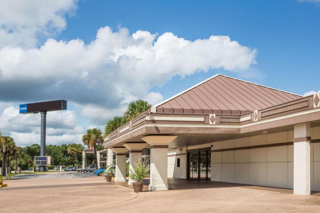 Travelodge by Wyndham Deltona - main image