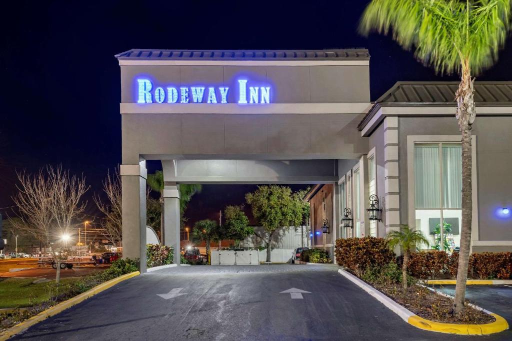 Rodeway Inn - image 4