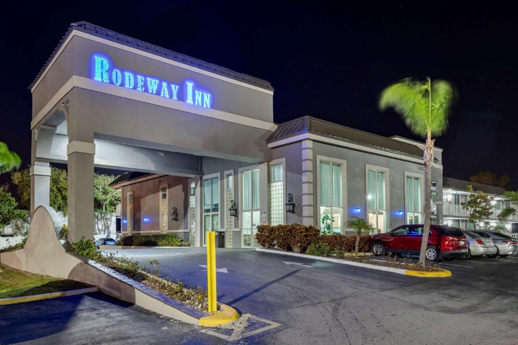 Rodeway Inn - image 5