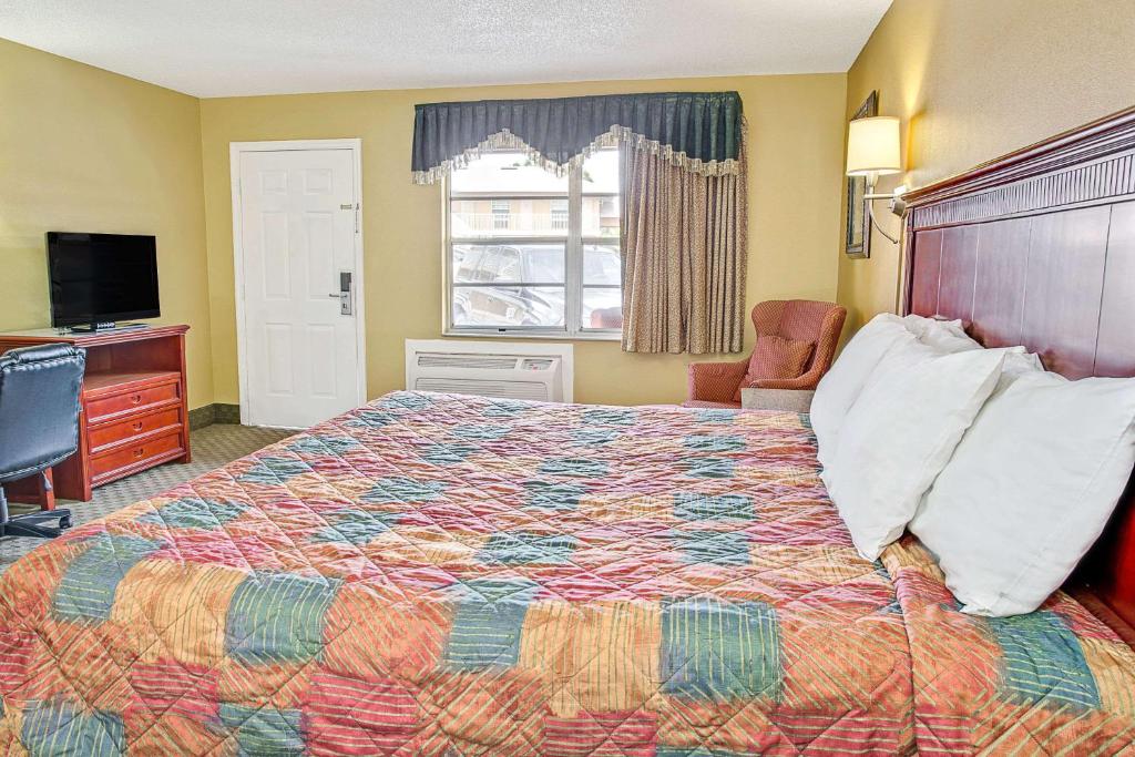 Days Inn by Wyndham Orange City/Deland - image 3