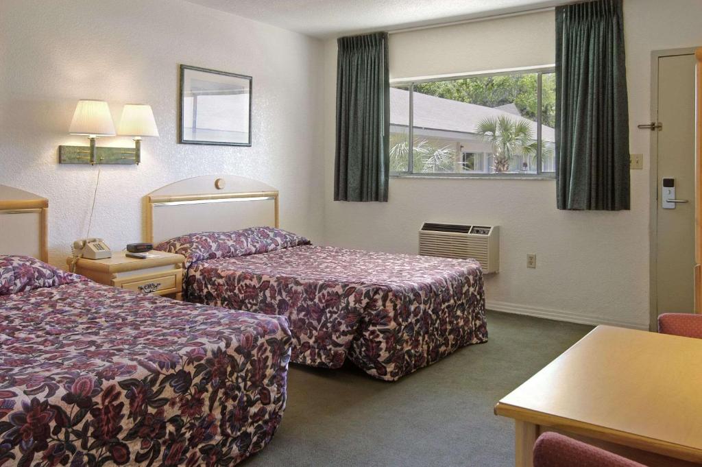 Days Inn by Wyndham Gainesville University - image 4