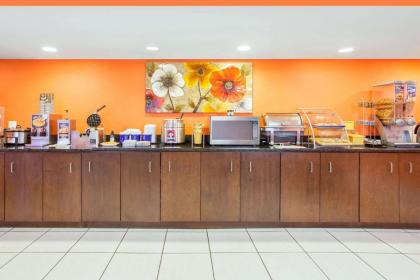 Days Inn by Wyndham Brooksville - image 3