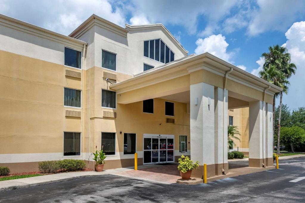 Comfort Inn & Suites DeLand - near University - image 3