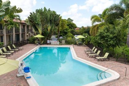 Super 8 by Wyndham Riviera Beach West Palm Beach - image 4