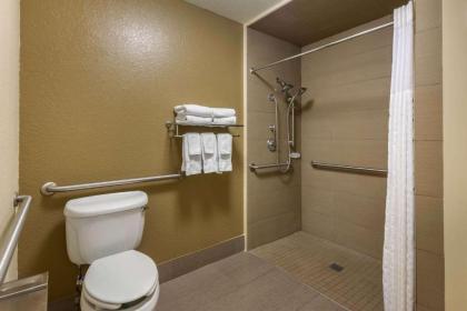 Comfort Suites The Villages - image 5