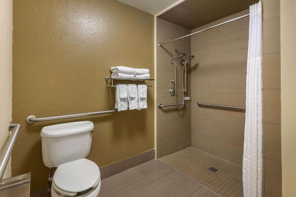 Comfort Suites The Villages - image 5