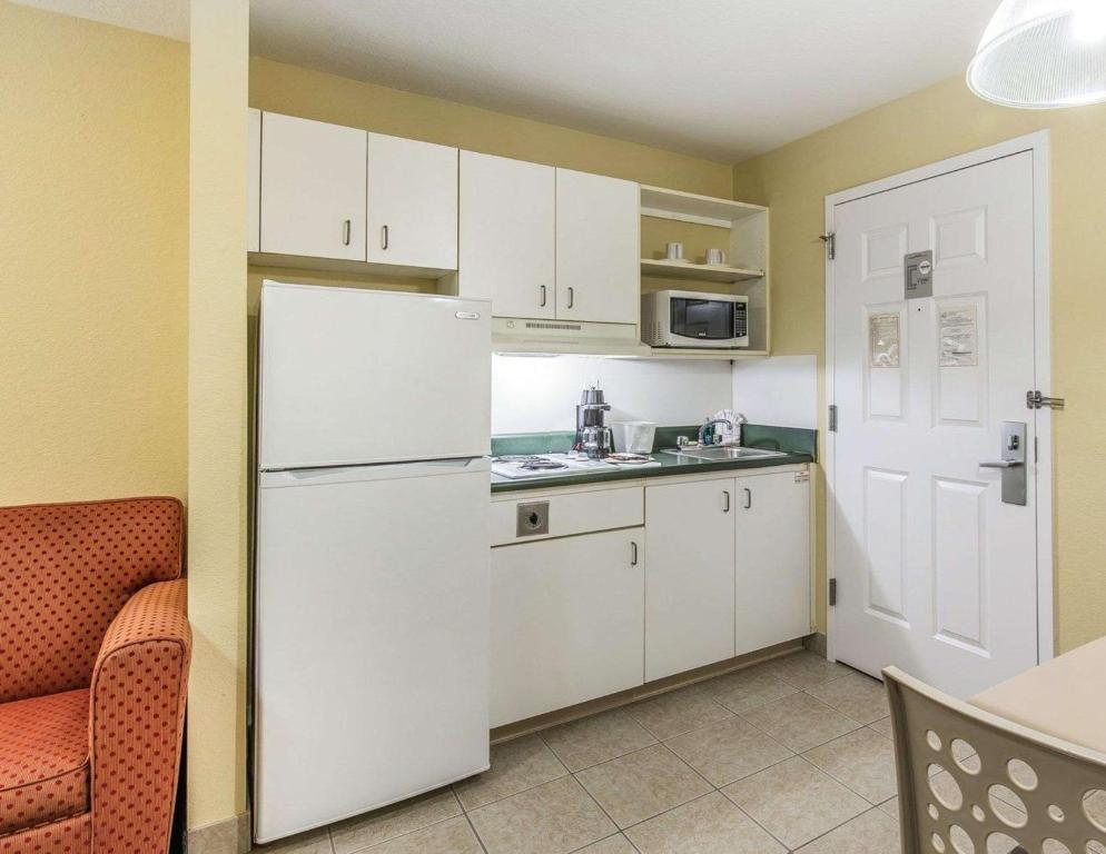 Suburban Extended Stay Hotel Fort Myers Cape Coral - image 4