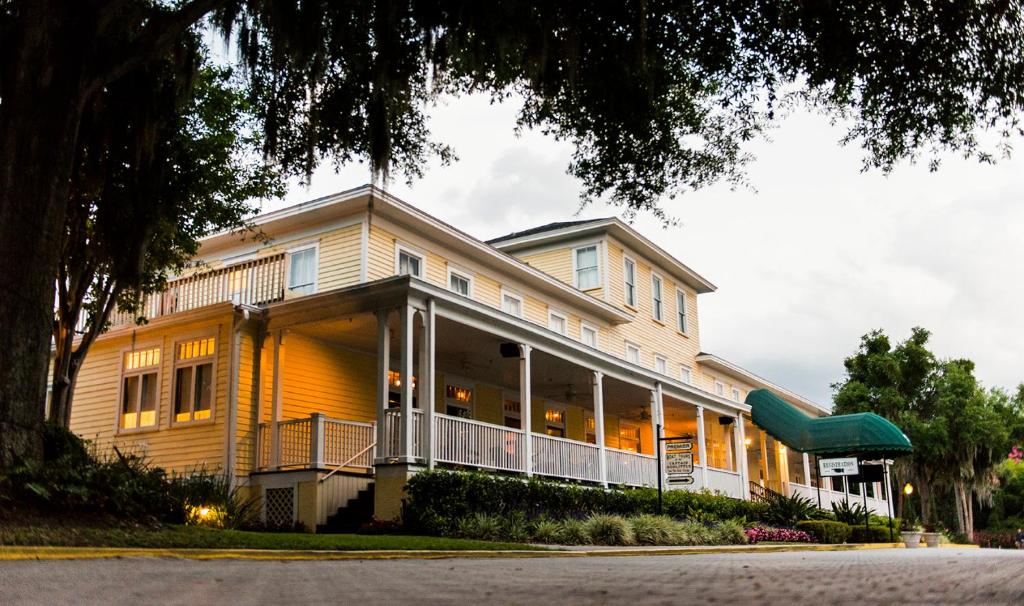 Lakeside Inn on Lake Dora - main image