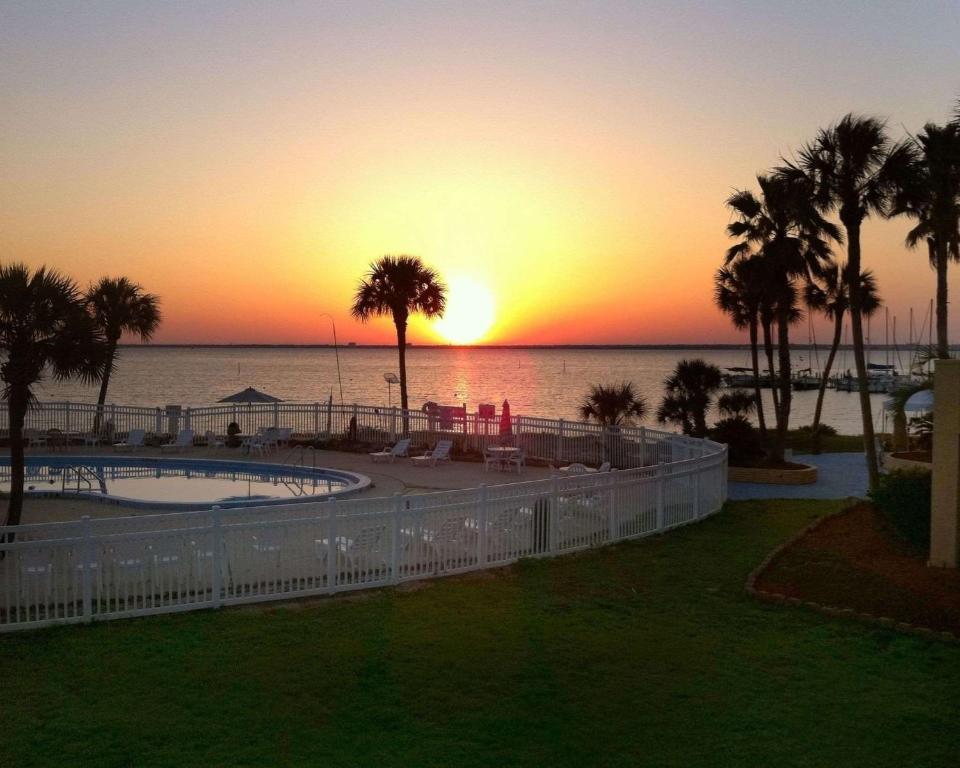 Quality Inn & Suites on the Bay near Pensacola Beach - main image