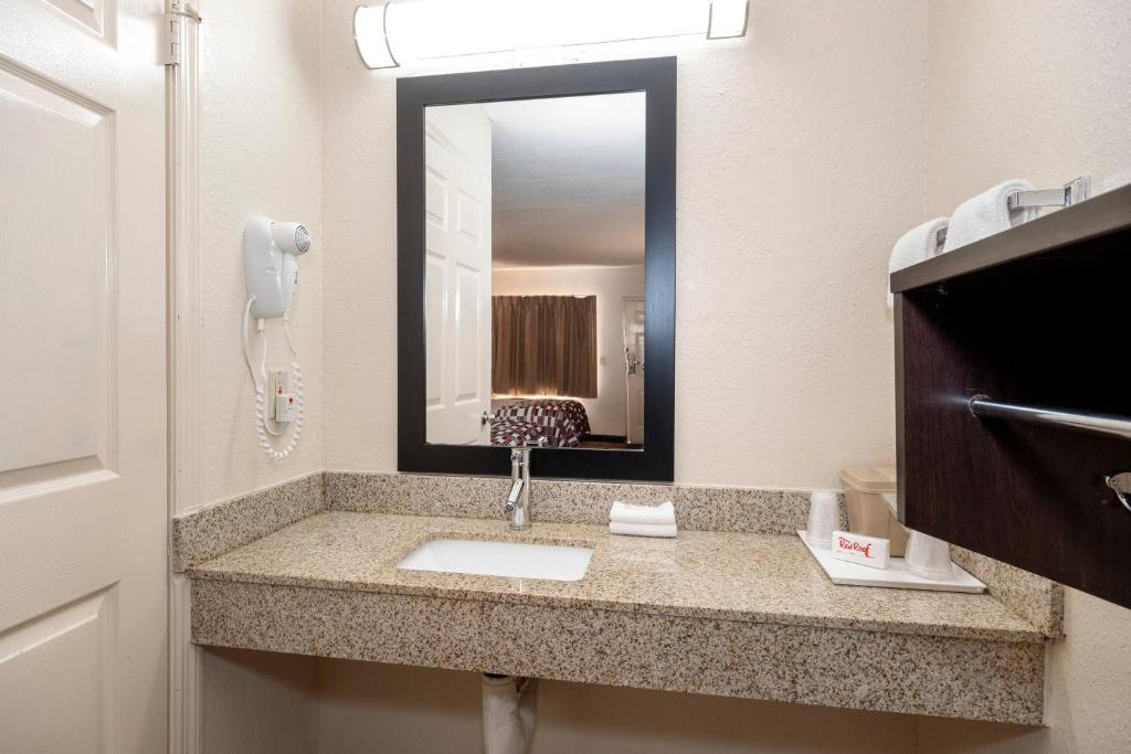 Red Roof Inn Ft Pierce - image 3