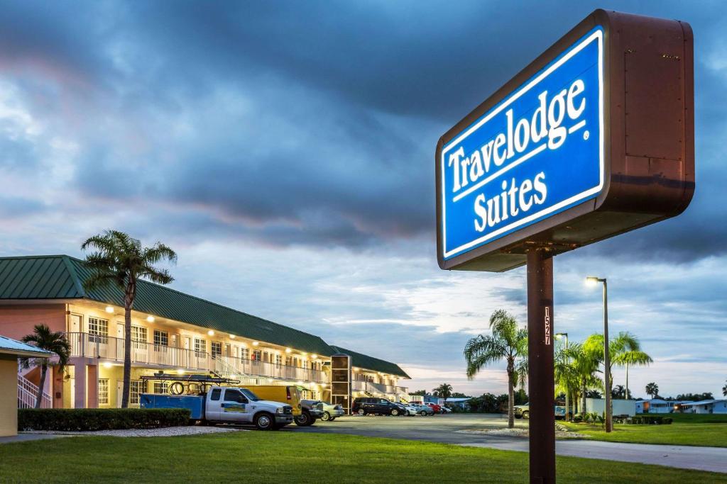 Travelodge Suites by Wyndham Lake Okeechobee - main image